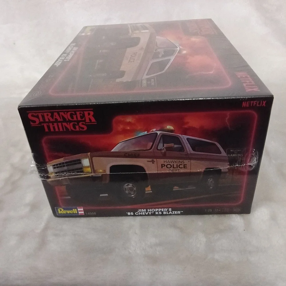 Revell Stranger Things Jim Hopper 85 Chevy K5 Blazer Model Kit 1:25 14558 NEW